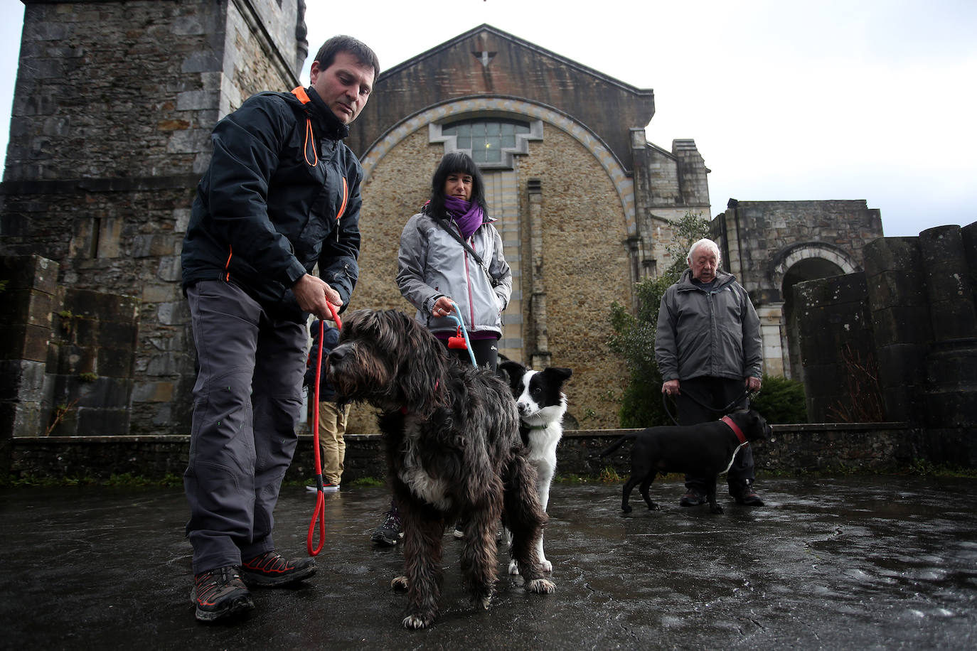 Numerosos fieles acudieron a Urkiola en el día de San Antonio para bendecir a sus mascotas.