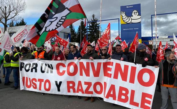 Delegados sindicales de Michelin se han concentrados este viernes en Vitoria.