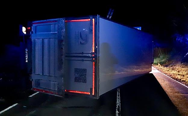 El camión se ha podido retirar de la carretera poco antes de las 7.40 horas.