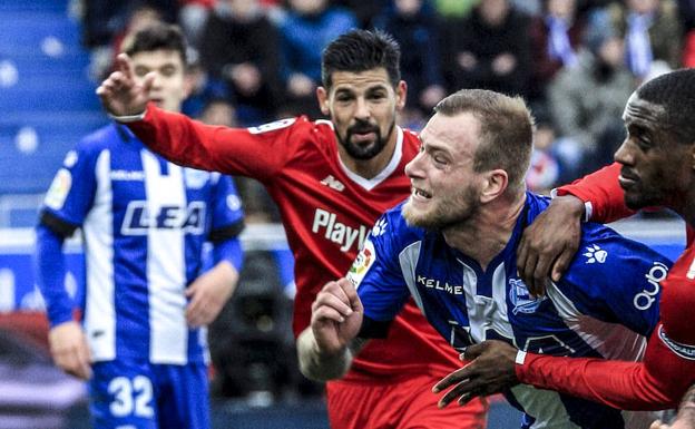 El delantero sueco John Guidetti disputa la pelota en el partido de Liga ante el Sevilla.