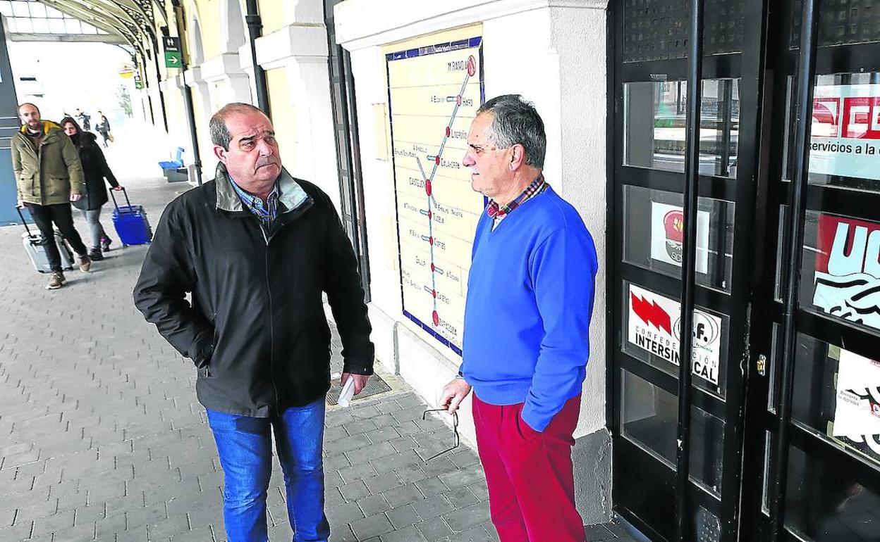 Víctor Campillo y Javier Domínguez, del sector ferroviario de CC OO en la puerta de la sede del sindicato en la estación de tren. 