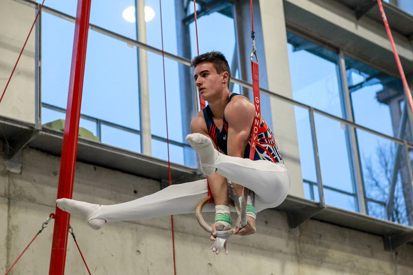 Un gimnasta, en pleno ejercicio. 
