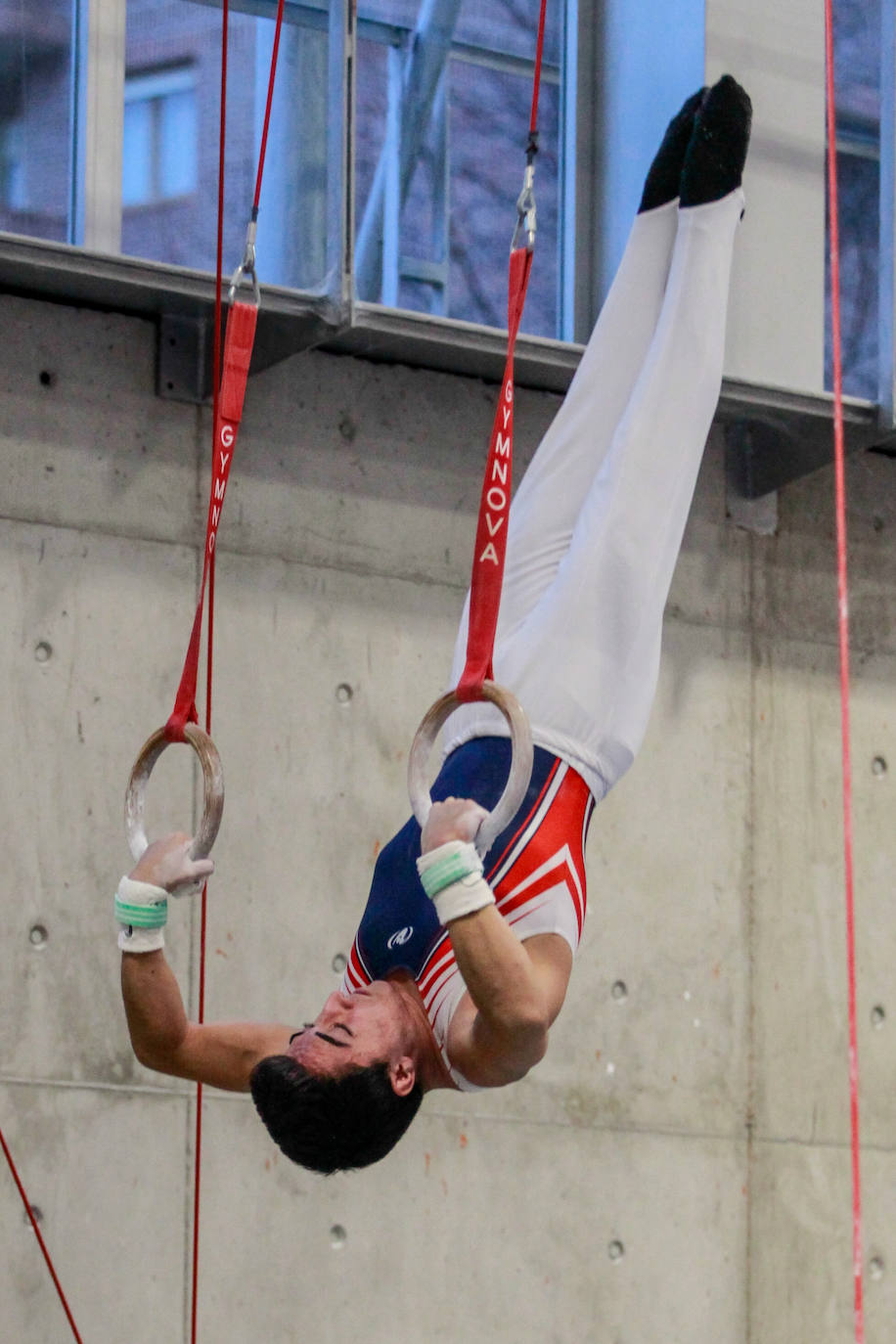 Un gimnasta, en pleno ejercicio. 