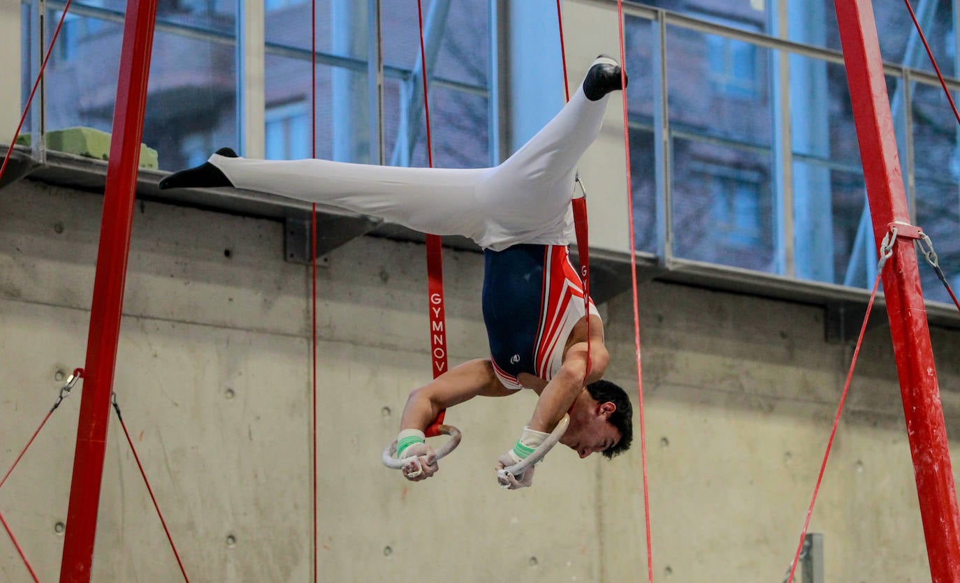 Un gimnasta, en pleno ejercicio. 
