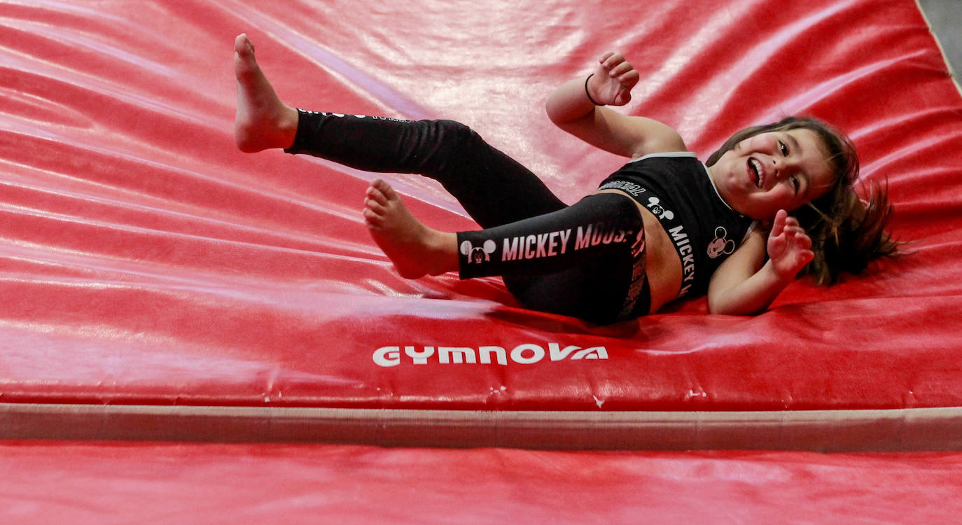 Un gimnasta, en pleno ejercicio. 
