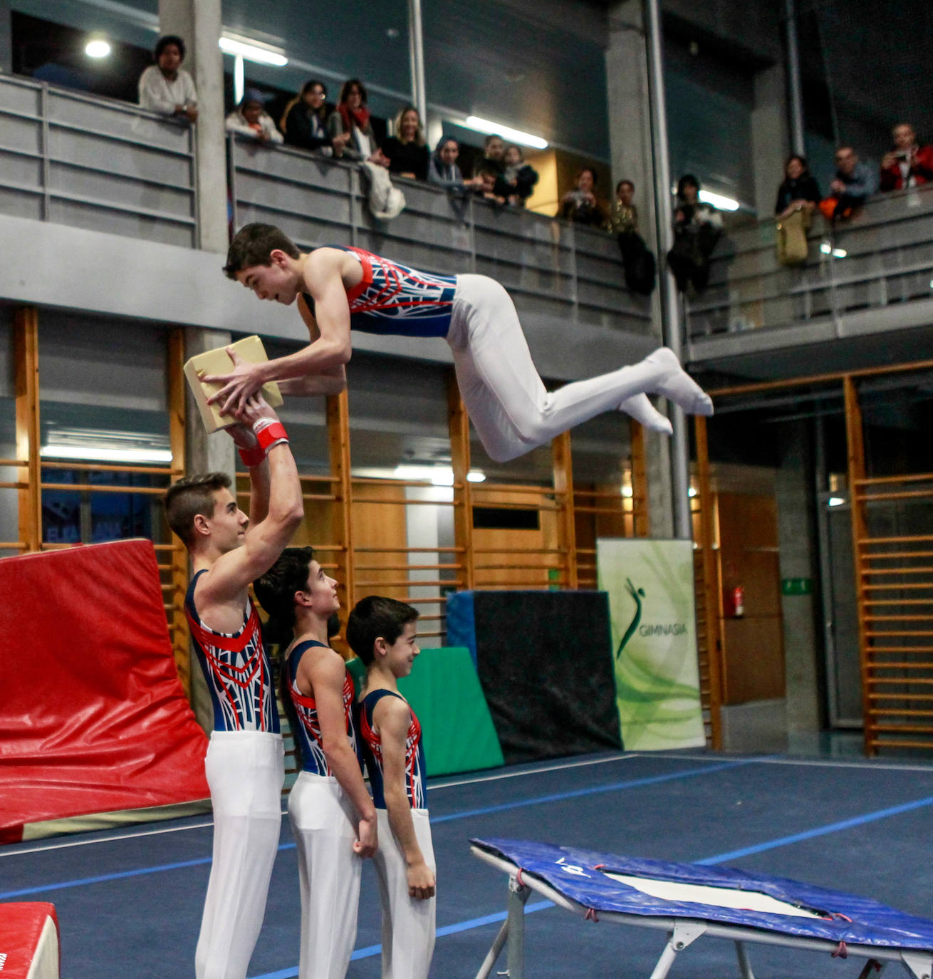 Un gimnasta, en pleno ejercicio. 