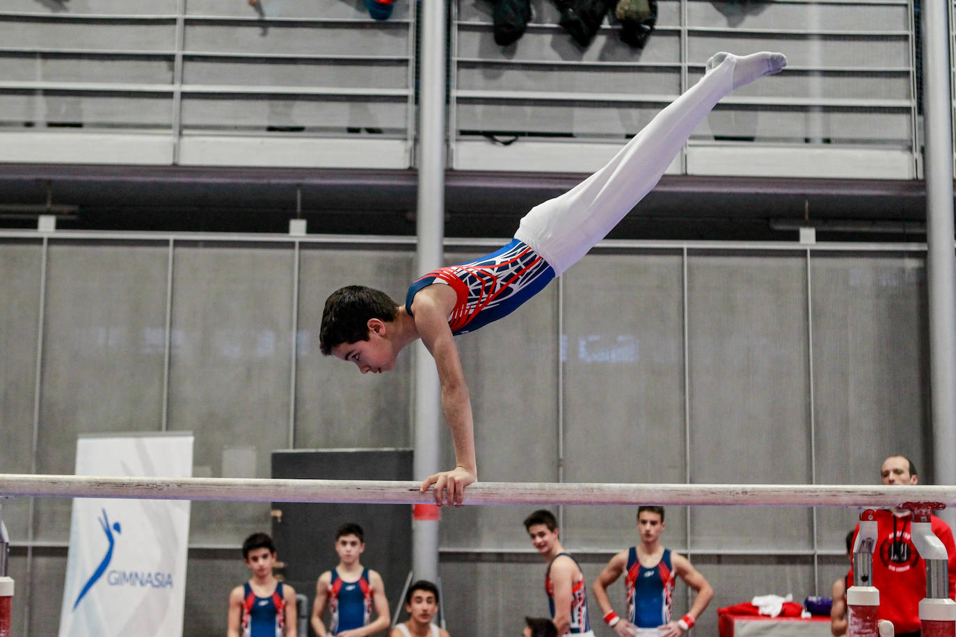 Un gimnasta, en pleno ejercicio. 