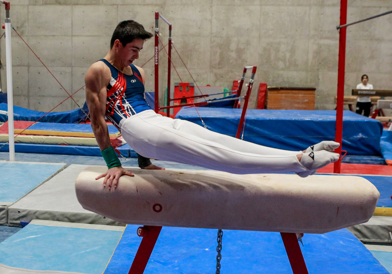Un gimnasta, en pleno ejercicio. 
