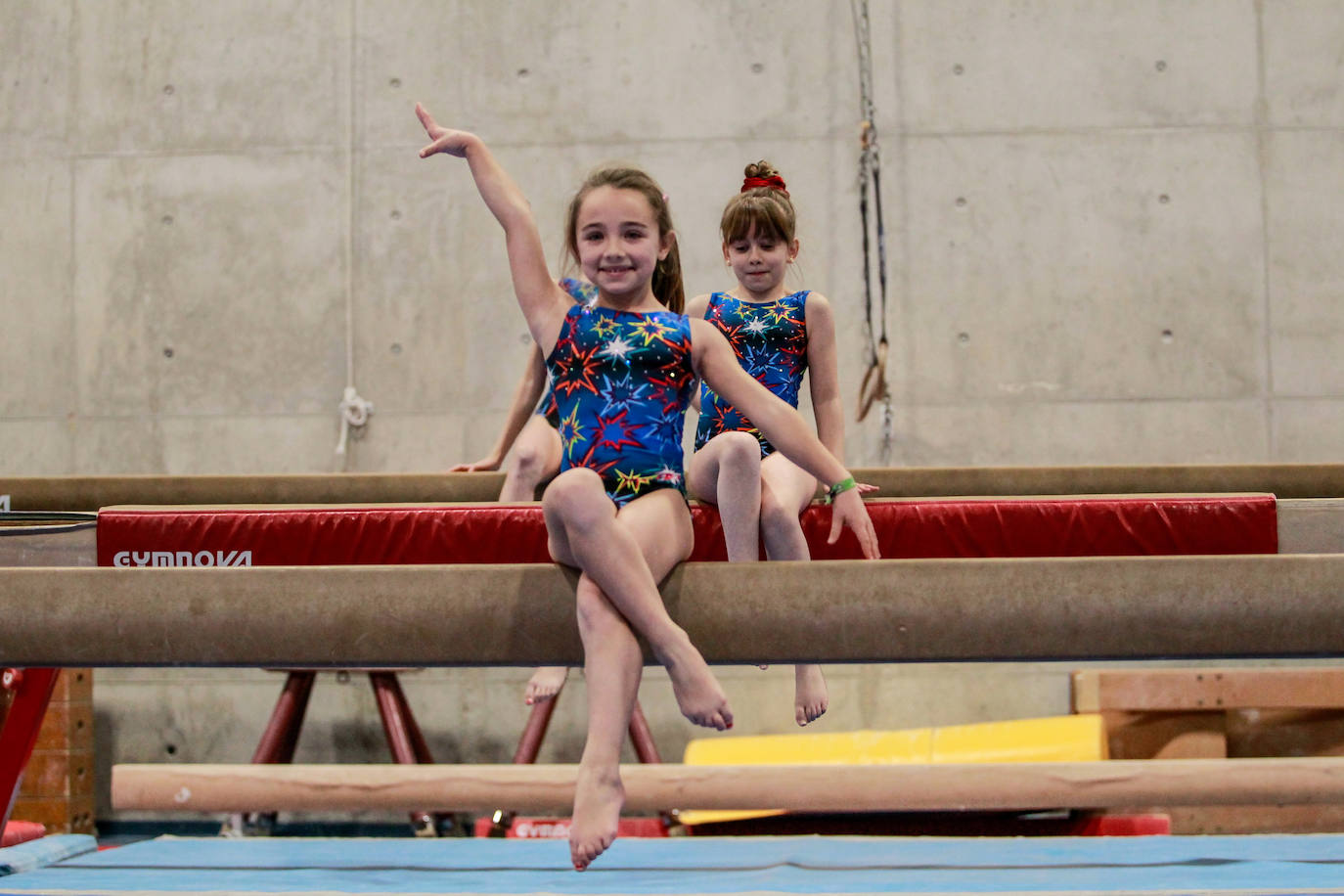 Un gimnasta, en pleno ejercicio. 