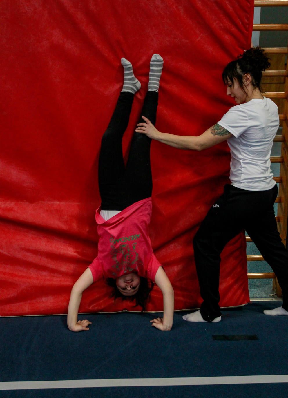 Un gimnasta, en pleno ejercicio. 