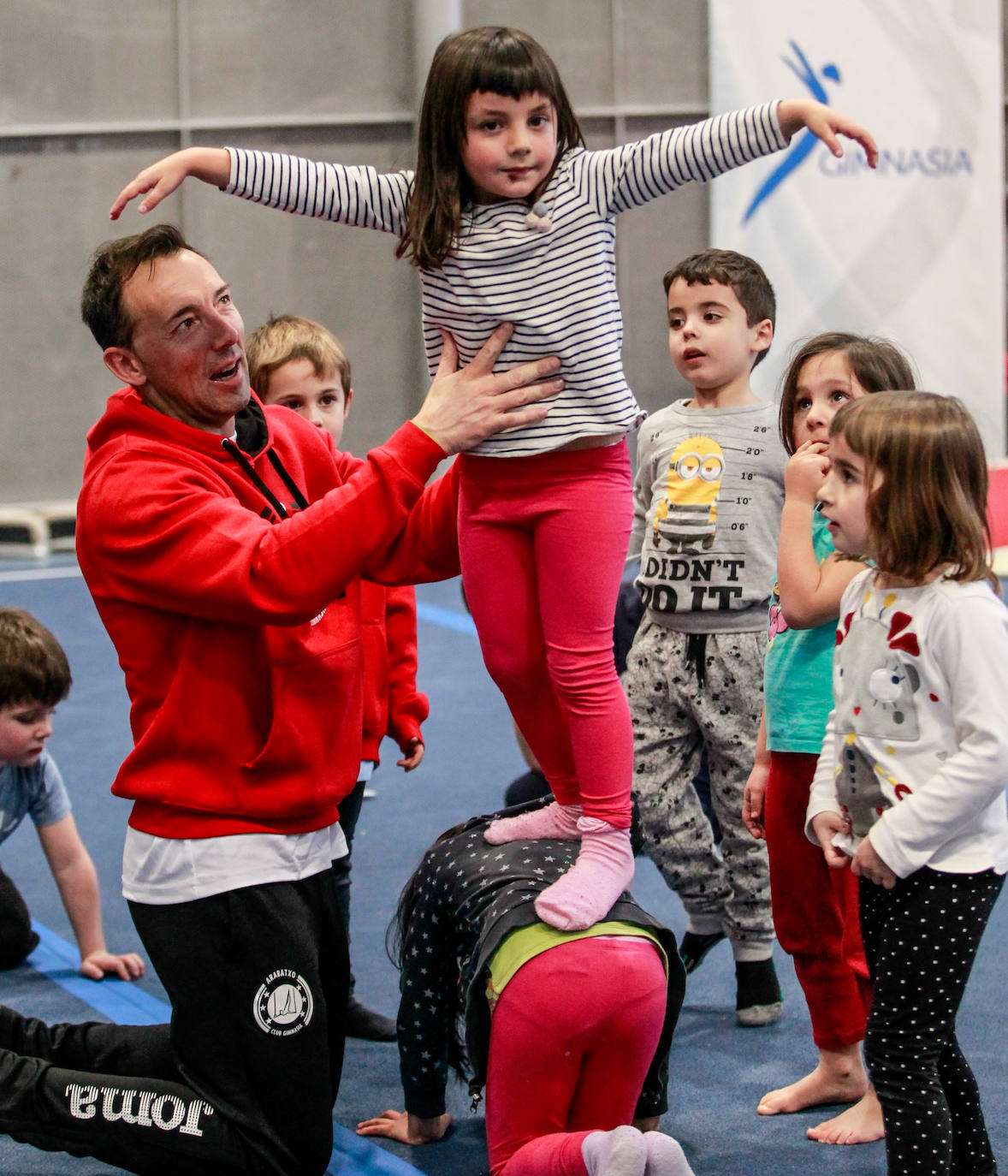 Un gimnasta, en pleno ejercicio. 