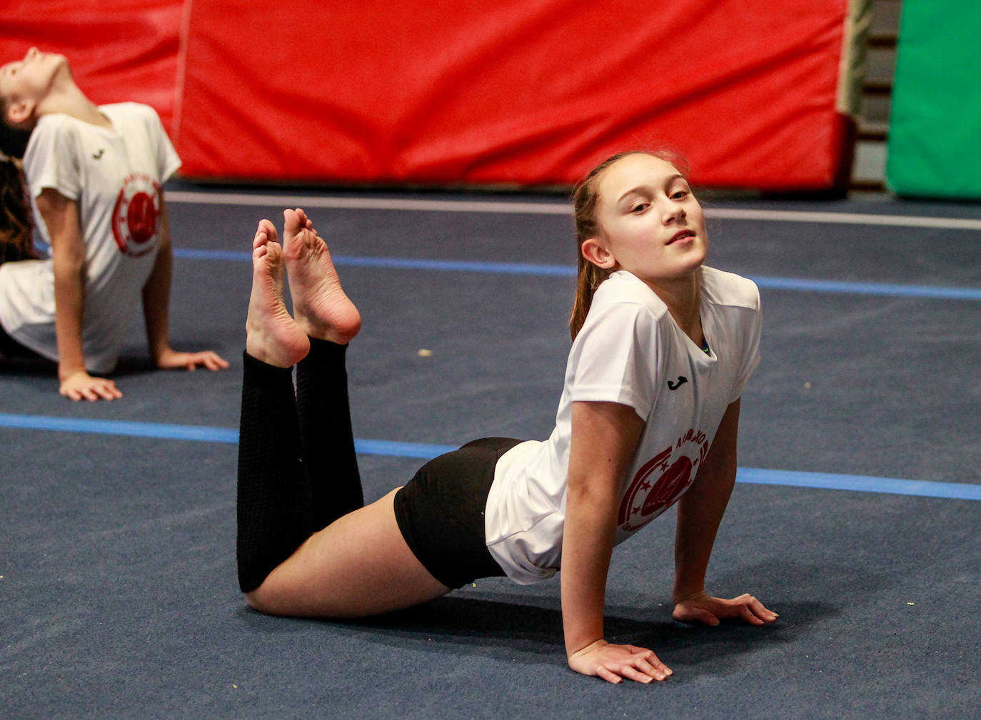 Un gimnasta, en pleno ejercicio. 