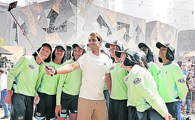 Nadal se hace un 'selfie' con los recogepelotas del inminente Open de Australia, en Melbourne. 