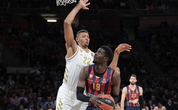 Youssoupha Fall trata de encestar ante la oposición del madridista Walter Tavares. 