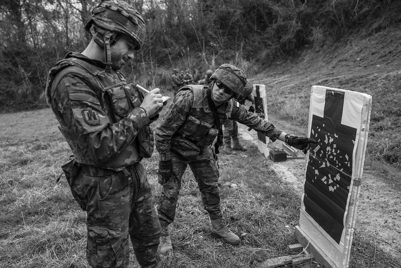 Los ejercicios de tiro son parte fundamental de la instrucción. Los soldados disparan a cien metros de distancia en Soyeche, equipados con fusiles que tiene visores de 1,5 aumentos. En la imagen, dos soldados repasan los impactos en la fila de dianas.