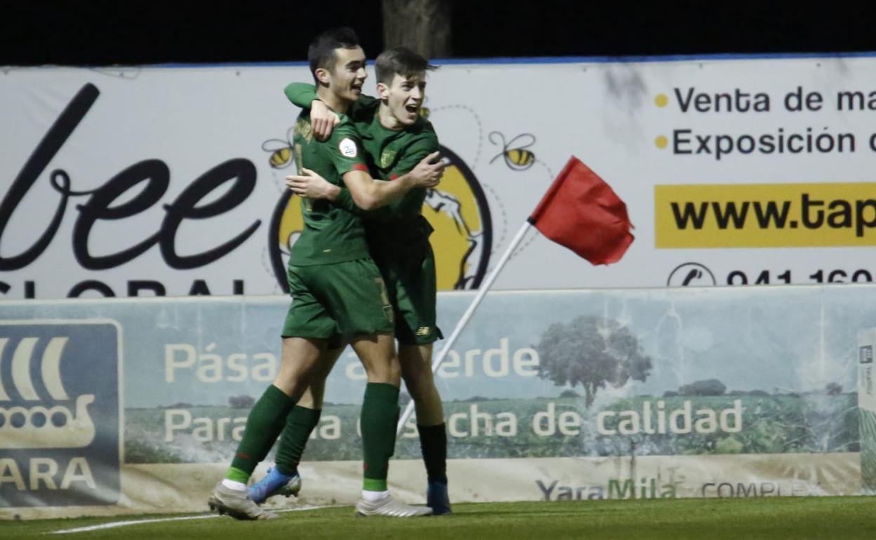 Los cachorros celebran uno de los goles ante el Calahorra. 