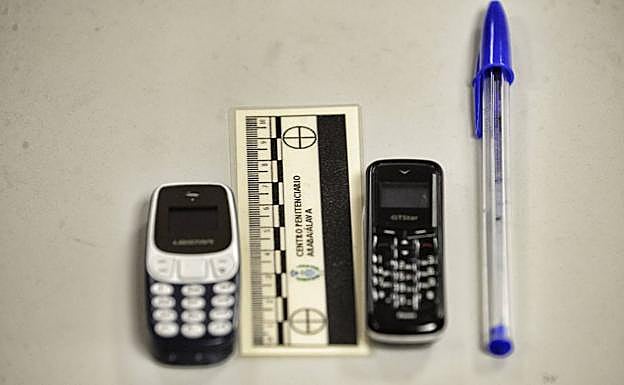 Móviles aprehendidos a internos en la prisión de Zaballa similares al detectado el jueves 9 de enero.