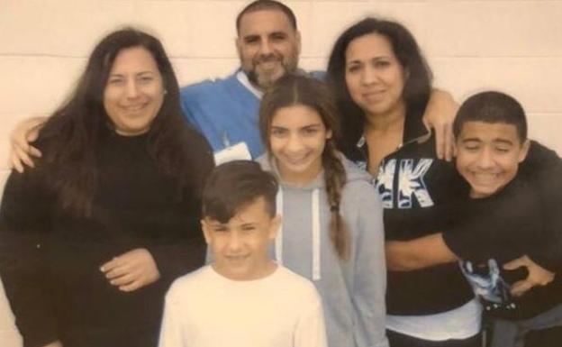 Pablo Ibar con su familia durante una visita a la cárcel en noviembre pasado.