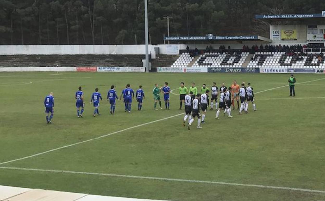 Los equipos saltan al campo.