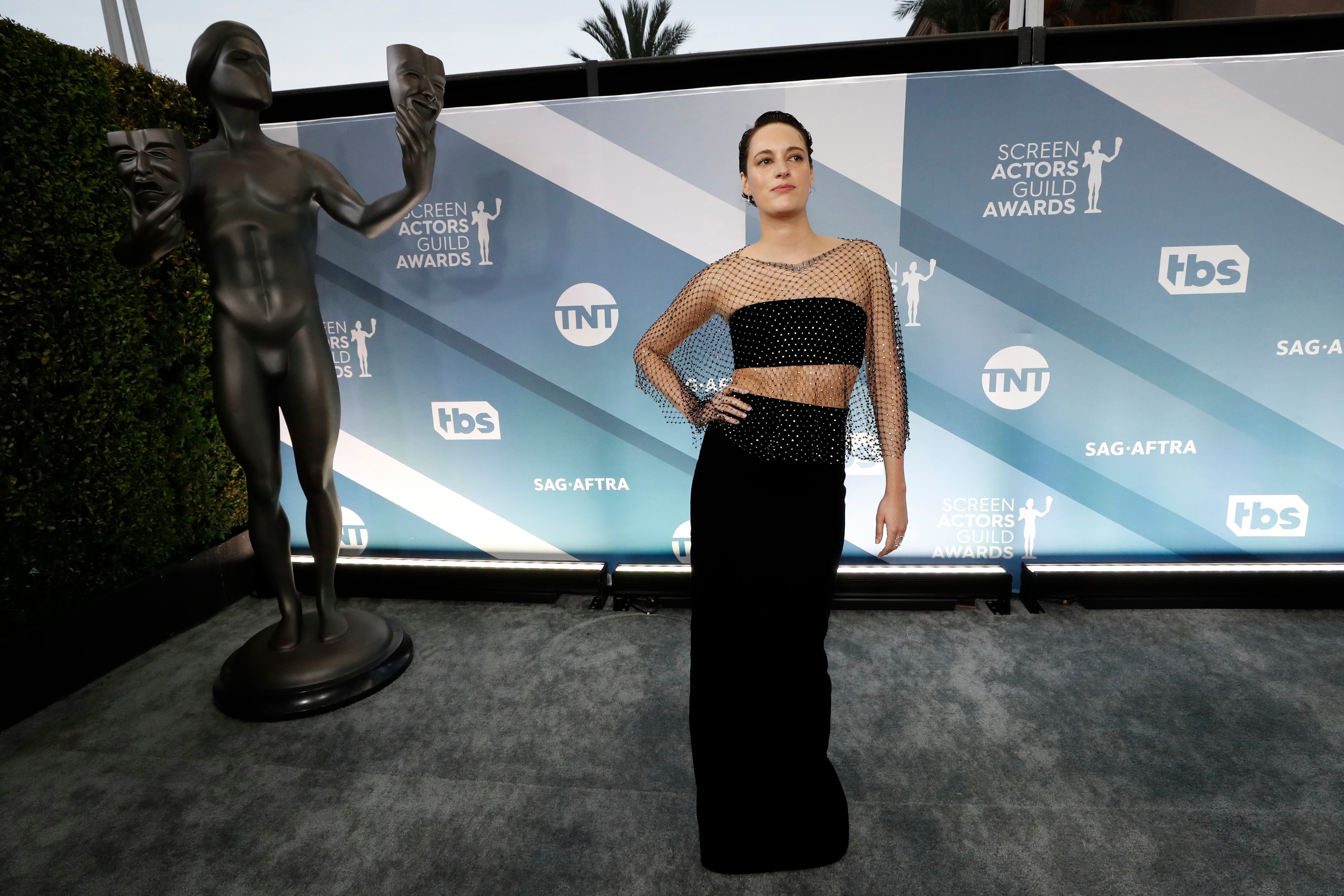 Phoebe Waller-Bridge ha apostado por un dos piezas negro con malla metalizada, de Armani Privé.