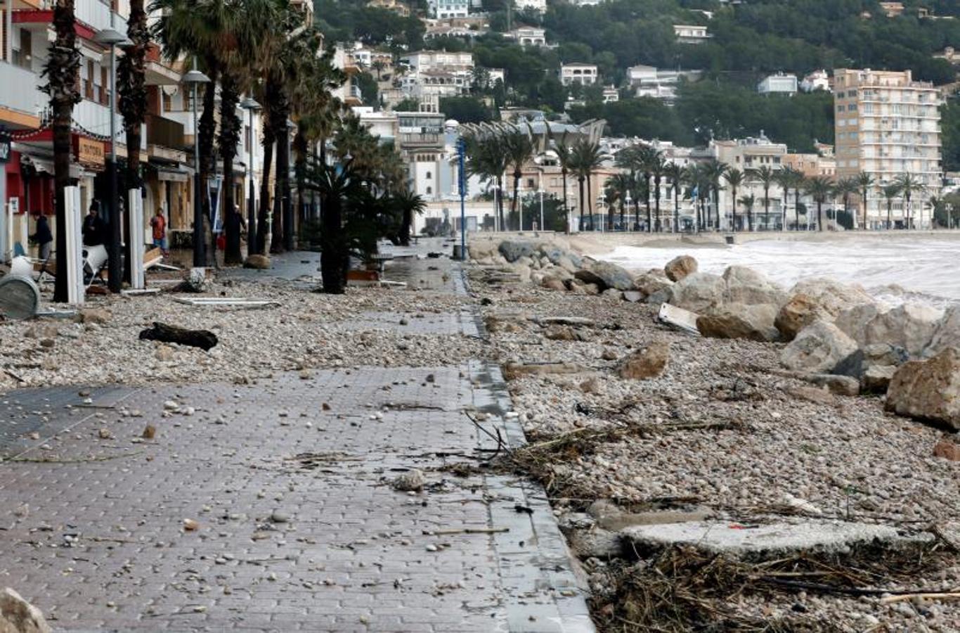 Materiales arrastrados por el mar en Jávea (Alicante).