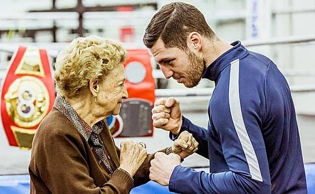 Barbara Buttrick posa junto al boxeador inglés Tommy Coyle. 