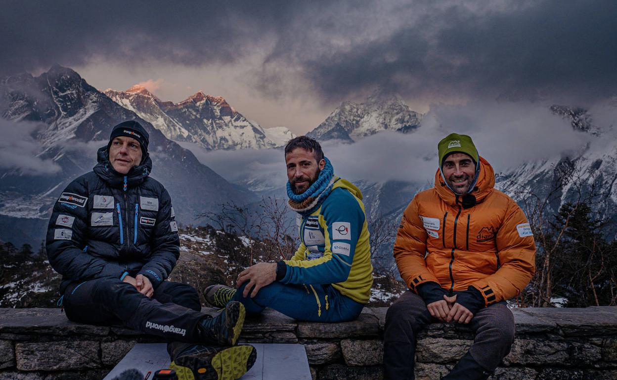 Txokon y dos de sus compañeros de expedición,durante el trekking de aproximación al campo base del Ama Dablam.