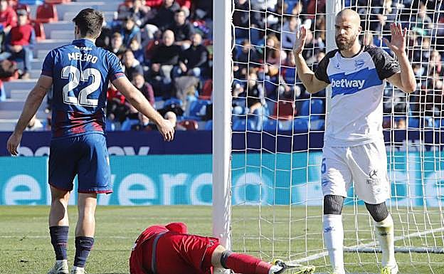 Laguardia levanta los brazos tras una acción ofensiva que acabó con el portero del Levante en el césped. 