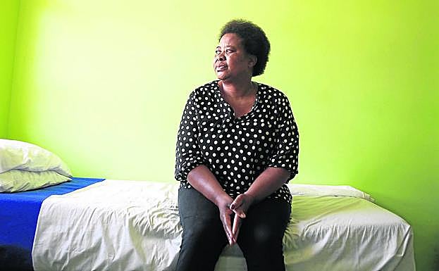 «Soy Poppy Makgobatlou, una mujer a la que su marido maltrató durante años. Antes escondía mis problemas. Ya no. Eso te mata desde dentro», proclama esta valiente sudafricana.