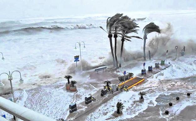 Paseo marítimo de la localidad alicantina de Javea, donde vientos huracanados han provocado cuantiosos daños.