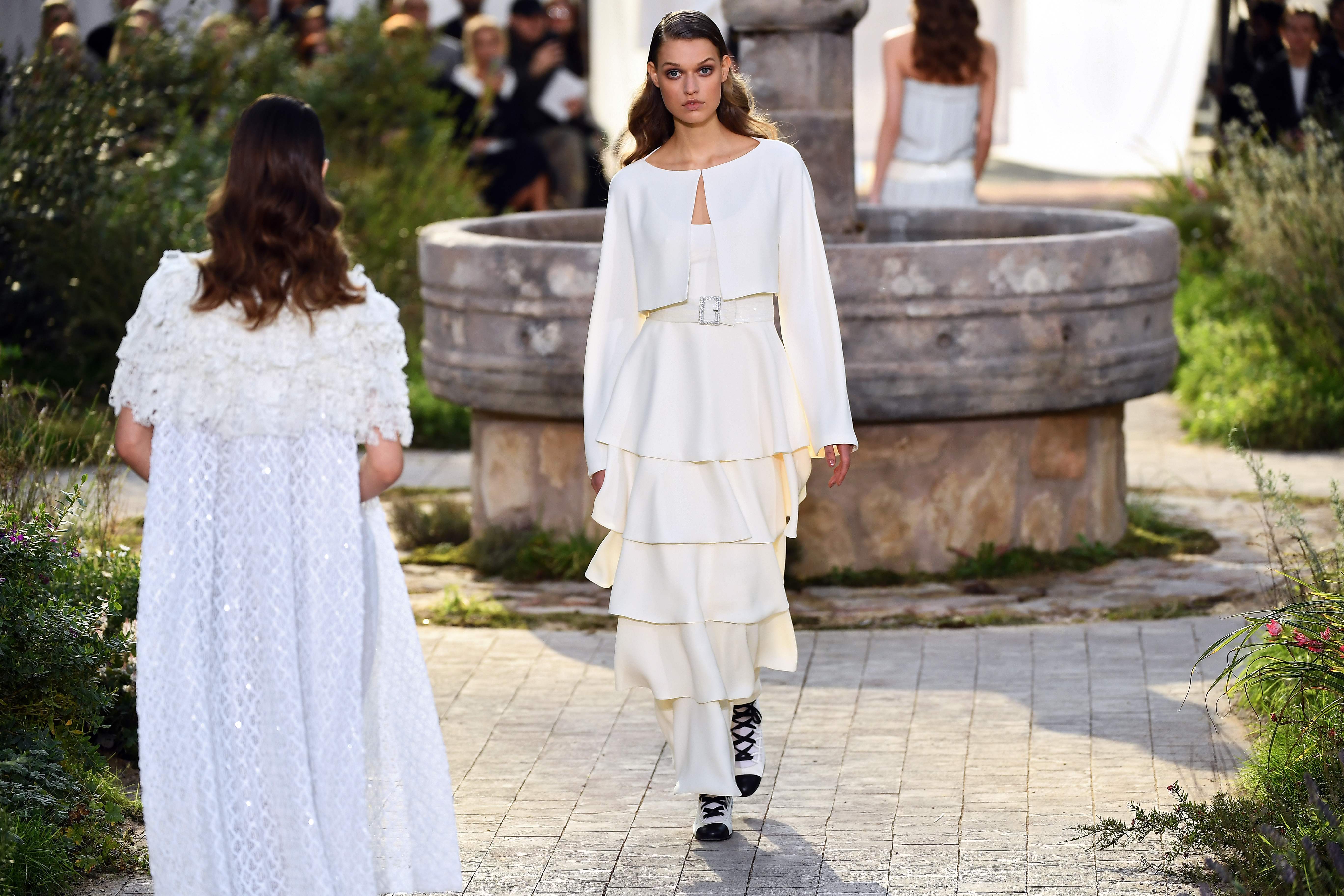 Fotos: La pasarela parisina recrea el orfanato en el que creció Coco Chanel