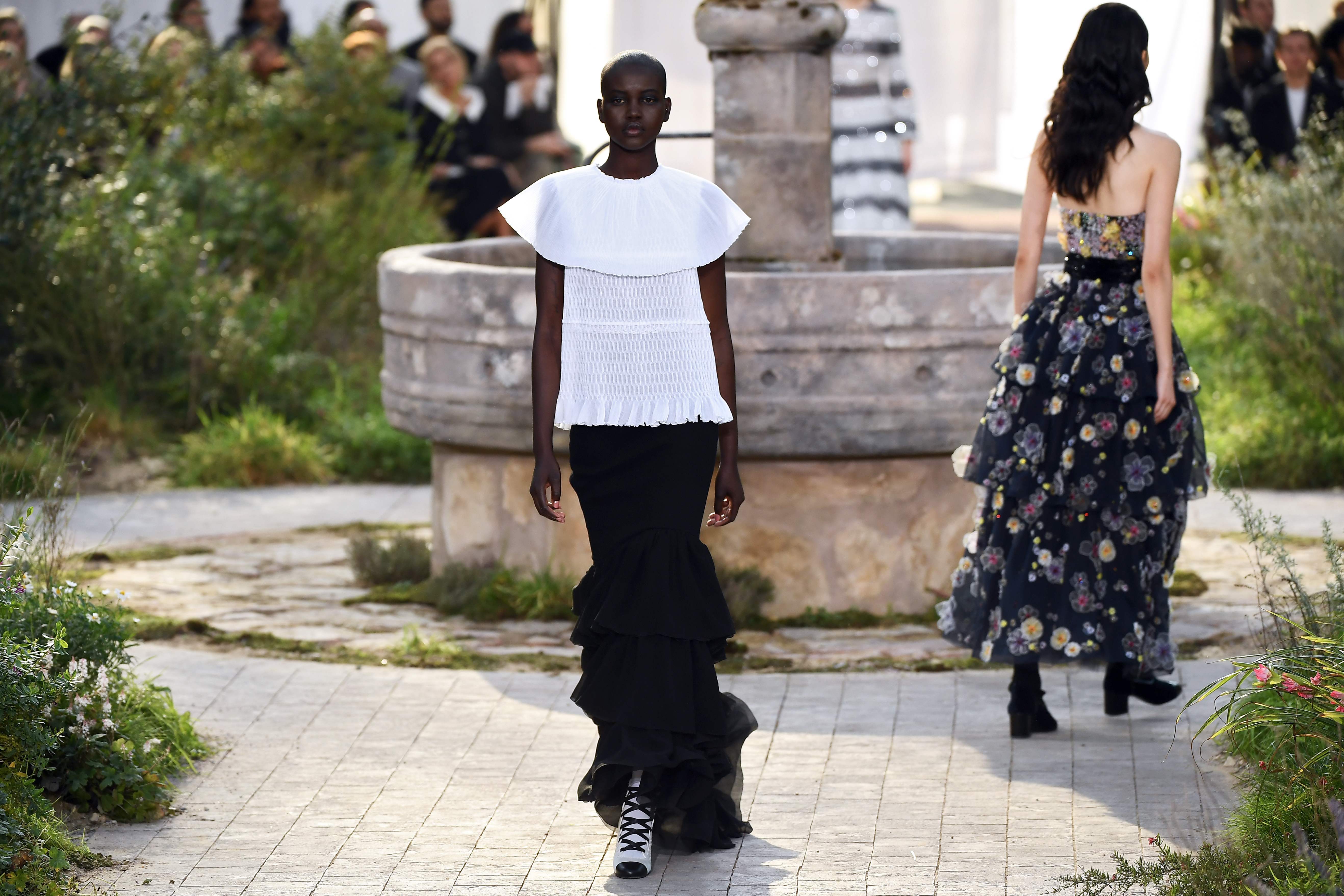 Fotos: La pasarela parisina recrea el orfanato en el que creció Coco Chanel