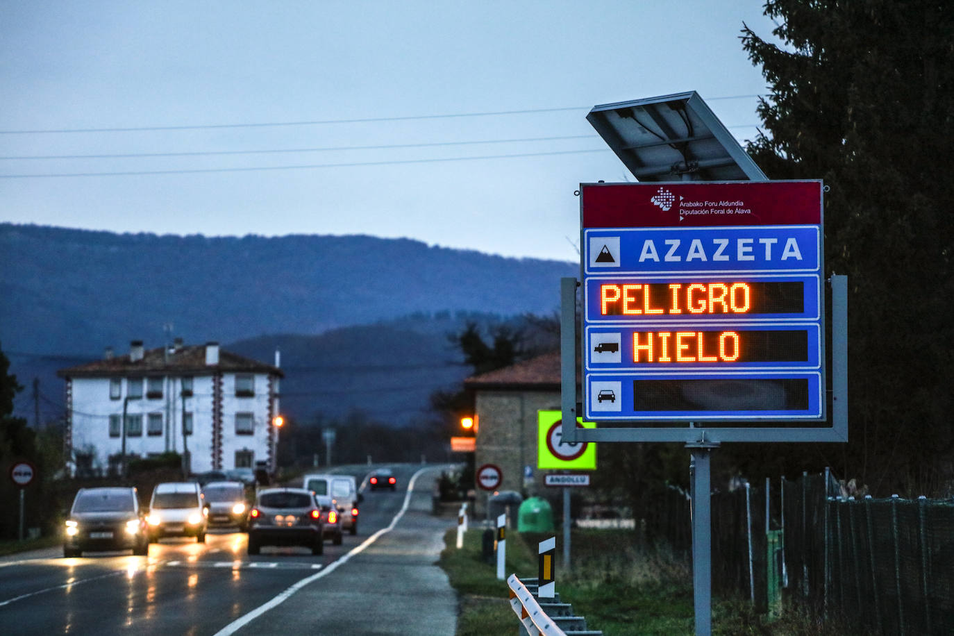 Fotos: Ligeras nevadas en Álava