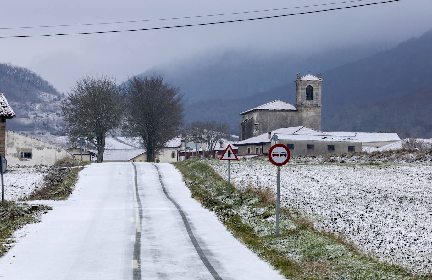 Fotos: Ligeras nevadas en Álava