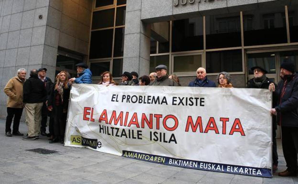 Imagen de archivo de la concentración frente los juzgados de Bilbao