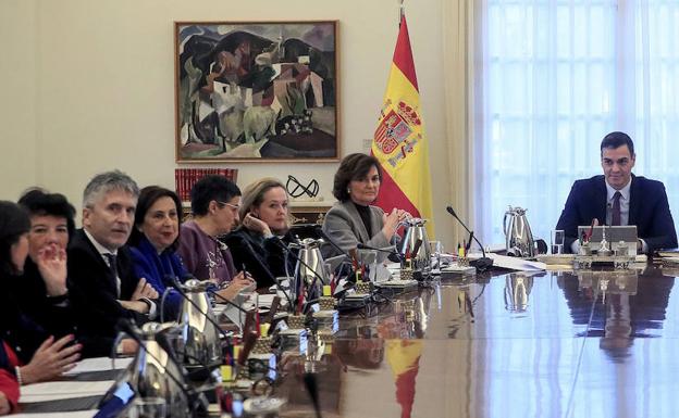 Sala del Consejo de Ministros presidida por el cuadro de Menchu Gal.