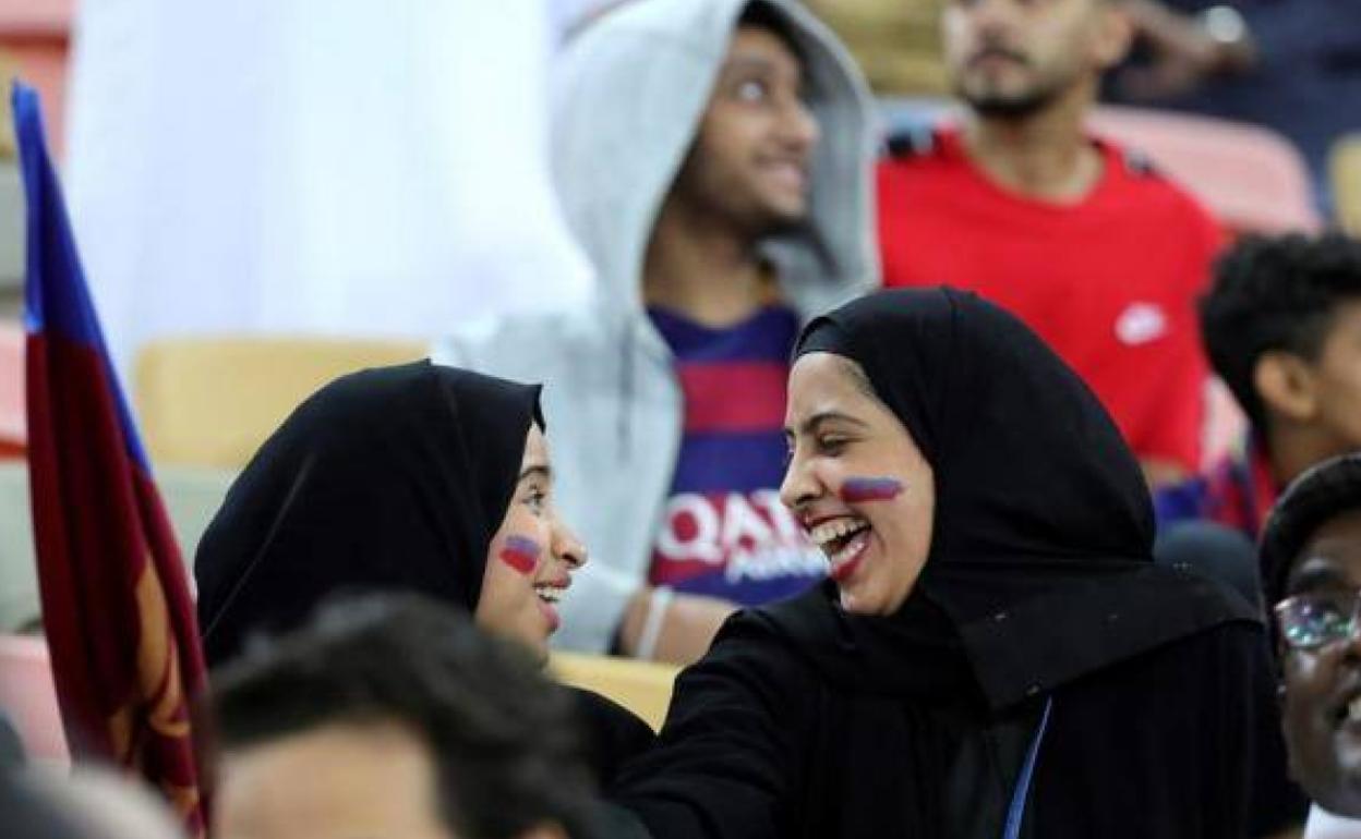 Dos mujeres compartiendo grada con los hombres en la Supercopa en Arabia. Terminado el torneo, volvieron a estar apartadas y bajo supervisión masculina. 