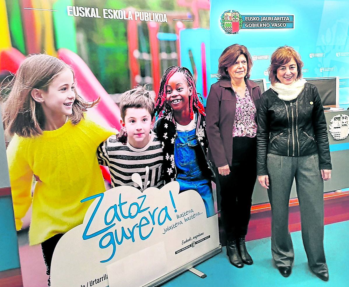 Cristina Uriarte, junto a la número dos del Departamento, Maite Alonso, y el cartel de la campaña.