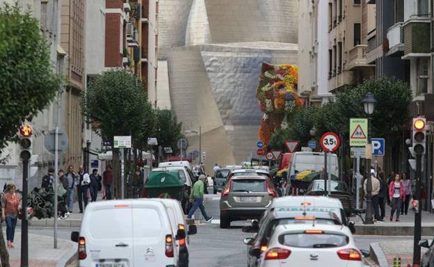 Tráfico en la calle Iparragirre de Bilbao.