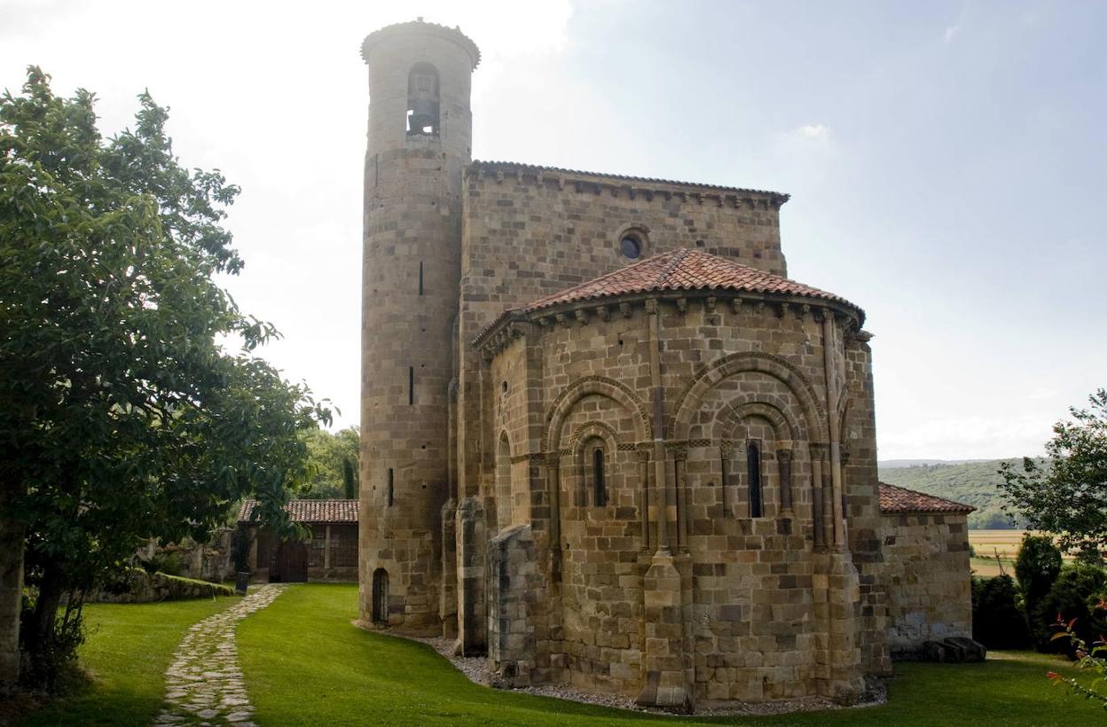 La torre circular y su decoración son los elementos más llamativos de la colegiata de Elines.