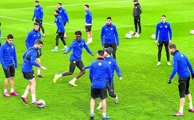 Los jugadores del Athletic se ejercitaron ayer en Lezama antes de viajar a Elche. 