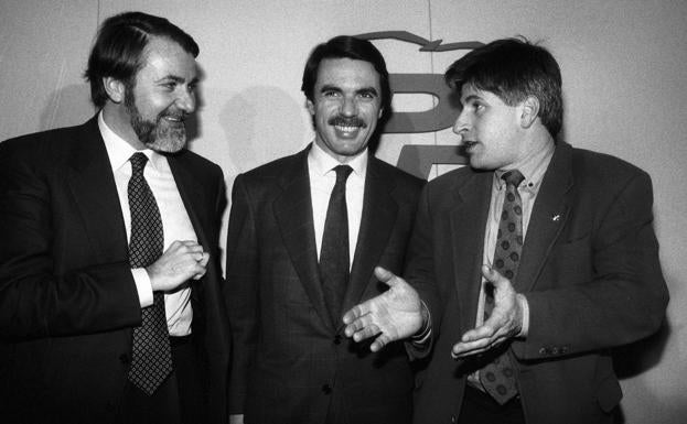 Fotografía de archivo, tomada el 19 de enero de 1995, de Gregorio Ordóñez (d), junto al entonces presidente del PP, José Maria Aznar (c), y el representante en el País Vasco, Jaime Mayor Oreja (i), durante la presentación de Gregorio Ordoñez como candidato a la alcaldía de San Sebastián.