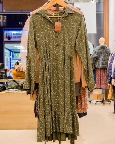 Los vestidos largos son una opción para adquirir en rebajas y amortizar en primavera. 