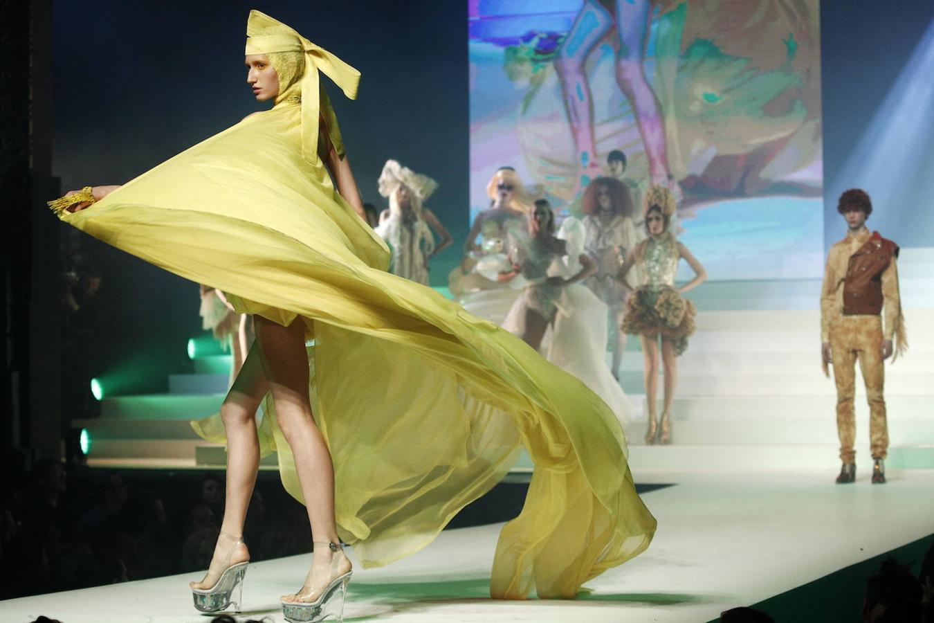 La pasarela de la Alta Costura Primavera/Verano de París ha sido el lugar donde Jean Paul Gaultier ha dicho adiós a una larga trayectoria en la moda. Dita Von Teese, Rossy de Palma, las hermanas Hadid, Karlie Kloss, Irina Shayk, entre otras han sido las que se han vestido con los excéntricos diseños.