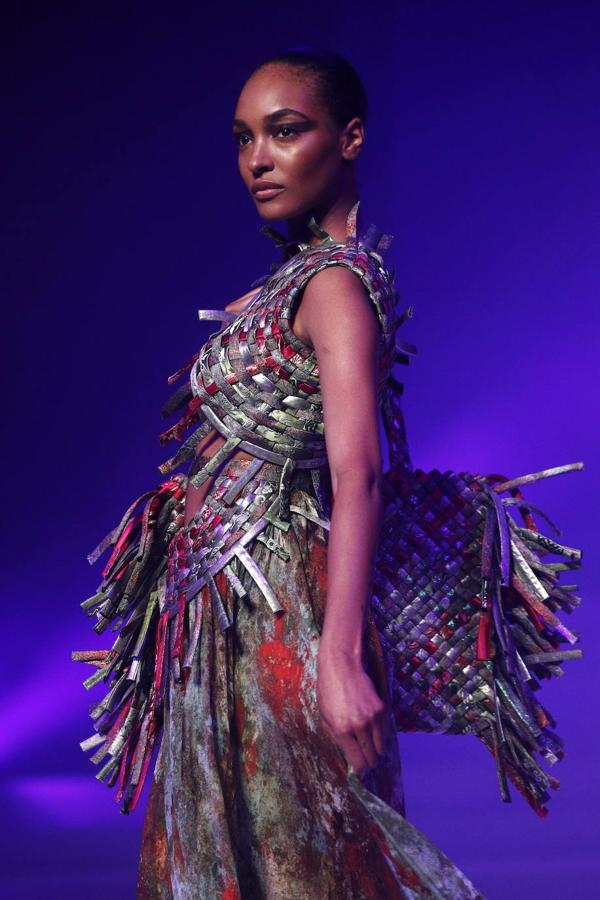 La pasarela de la Alta Costura Primavera/Verano de París ha sido el lugar donde Jean Paul Gaultier ha dicho adiós a una larga trayectoria en la moda. Dita Von Teese, Rossy de Palma, las hermanas Hadid, Karlie Kloss, Irina Shayk, entre otras han sido las que se han vestido con los excéntricos diseños.