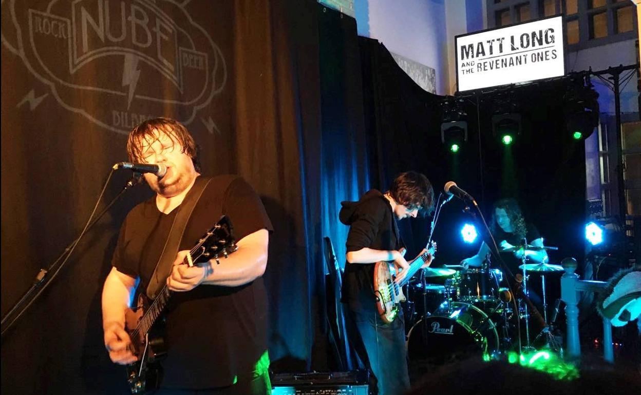 El trío inglés en la balada 'Dark And Lonely Room'