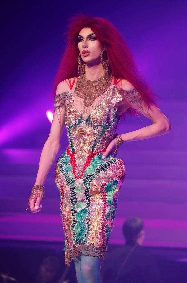 La pasarela de la Alta Costura Primavera/Verano de París ha sido el lugar donde Jean Paul Gaultier ha dicho adiós a una larga trayectoria en la moda. Dita Von Teese, Rossy de Palma, las hermanas Hadid, Karlie Kloss, Irina Shayk, entre otras han sido las que se han vestido con los excéntricos diseños.