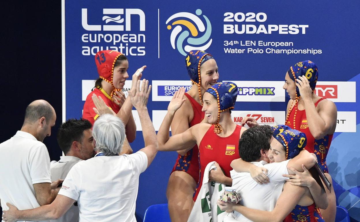 Jugadoras españolas celebrando el pase al encuentro decisivo ante Rusia. 