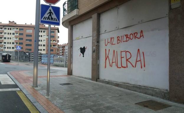 Algunas de las pintadas de Amurrio no se han eliminado desde otubre, según el PP