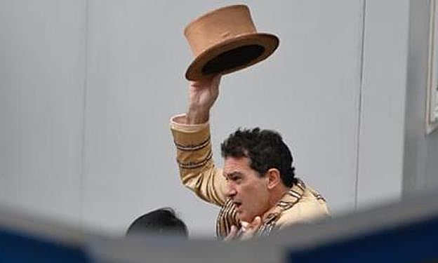 Antonio Banderas, este viernes, en el exterior del Martín Carpena, preparado para los ensayos de la gala. 